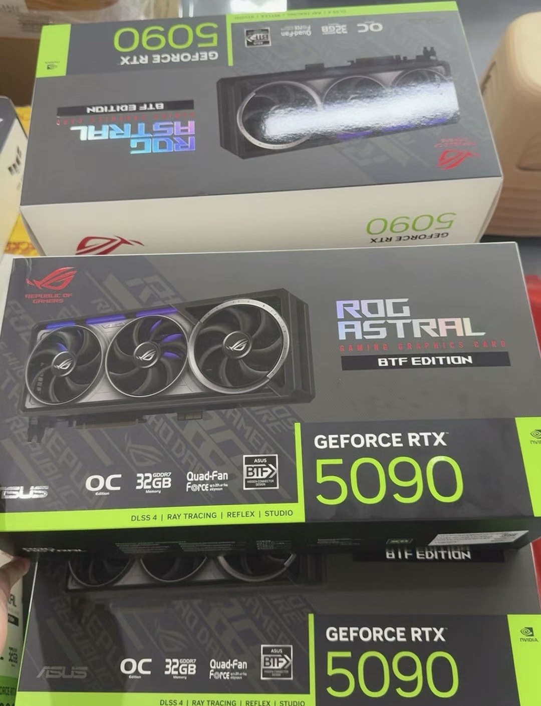 Фото поставки видеокарт ASUS ROG Astral RTX 5090 BTF Edition